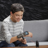 Kind mit Hasbro Star Wars Armband mit Kylo Ren Figur