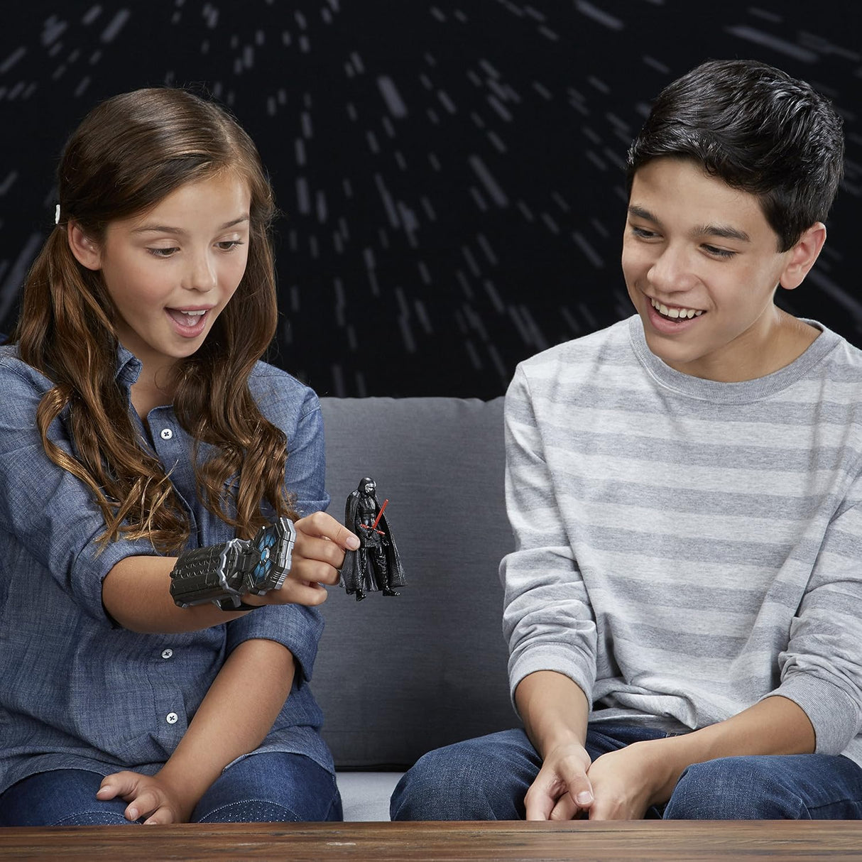 2 Kinder mit Hasbro Star Wars Armband mit Kylo Ren Figur