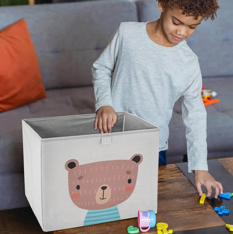 Fenchis Aufbewahrungsboxen werden von einem Kind eingeräumt