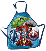 Kinderschürze Avengers – Vorderseite – Frontalansicht der Avengers Mal- oder Bastelschürze, Design und Farben erkennbar.