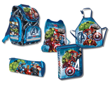 Schulranzenset Avengers – Vorderansicht – Komplettes Avengers-Schulranzenset mit allen enthaltenen Artikeln, Vorderseiten sichtbar.