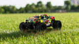 BlijÂ´r Beast rot RC Monstertruck fÃ¤hrt auf einer Wiese