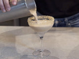 Durch den Beper BP.690 gemixtes Getränk wird in ein Glas gegossen