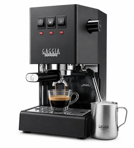 Gaggia Classic Evo Espressomaschine mit Milchschaumdüse in der Frontalansicht mit Kaffetasse