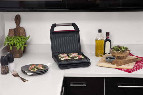 George Foreman Kontaktgrill in der Küche mit geöffnetem Deckel und Küchenutensilien