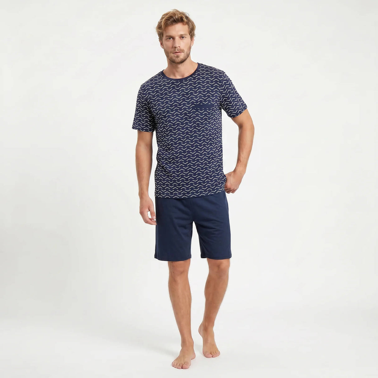 GIANVGLIA Herren Pyjama Shorty in Blau getragen von einem Model mit der Ansicht von Vorne