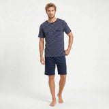 GIANVGLIA Herren Pyjama Shorty in Blau getragen von einem Model mit der Ansicht von Vorne