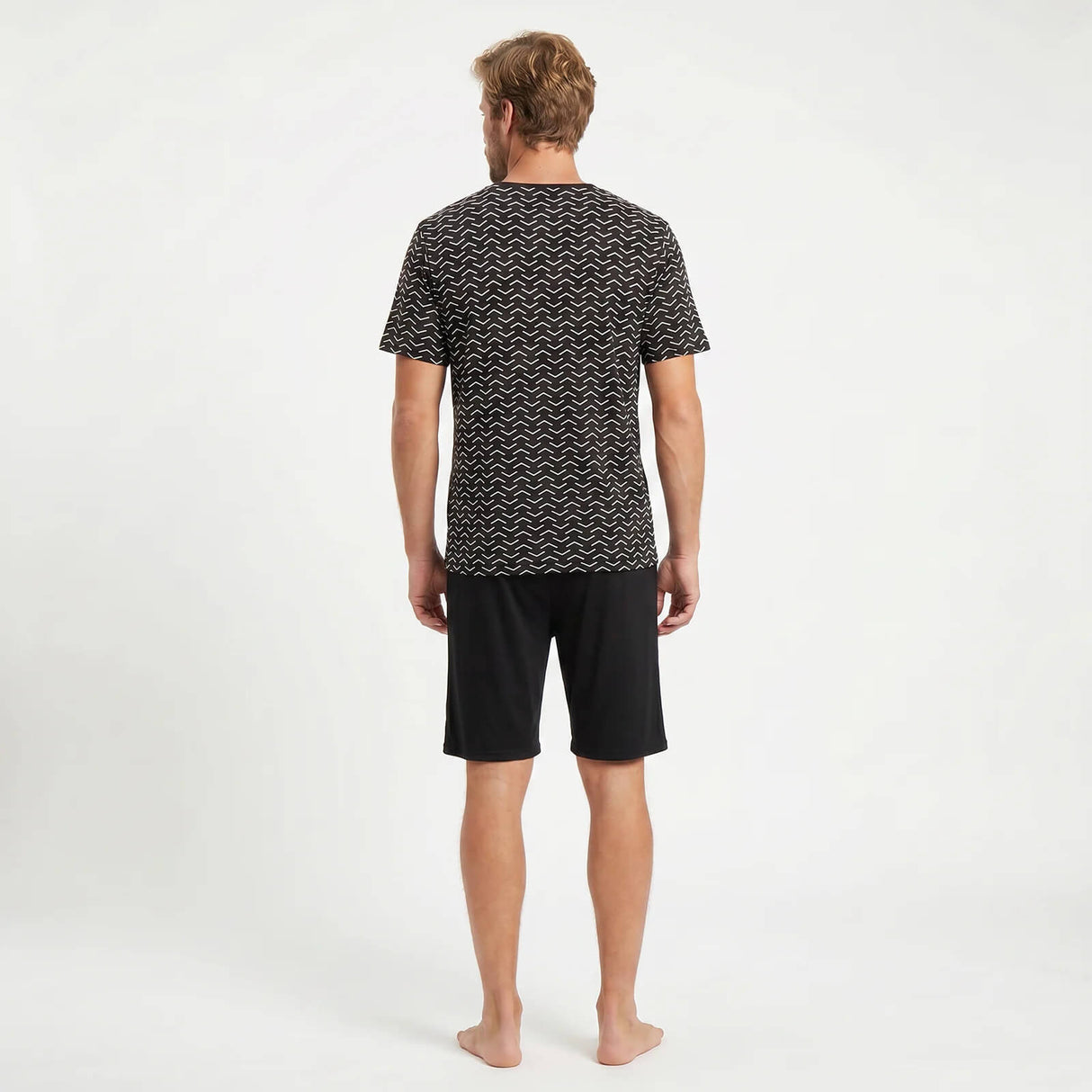 GIANVGLIA Herren Pyjama Shorty in Schwarz getragen von einem Model mit der Ansicht von Hinten