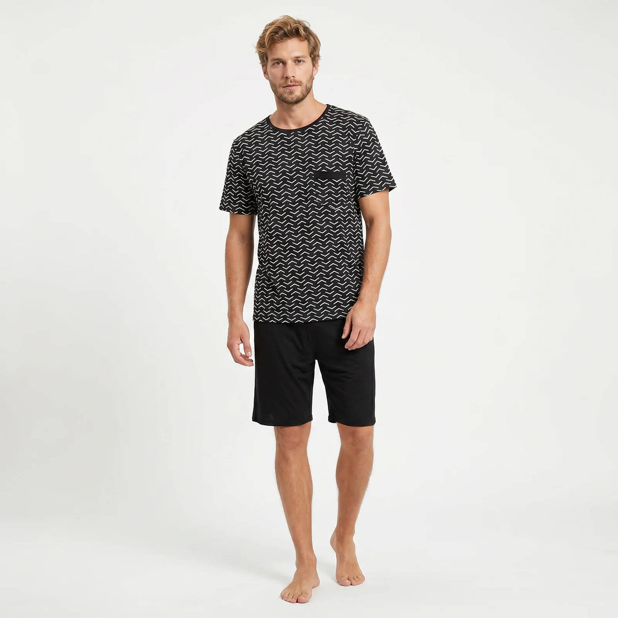 GIANVGLIA Herren Pyjama Shorty in Schwarz getragen von einem Model mit der Ansicht von Vorne