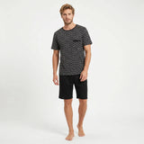 GIANVGLIA Herren Pyjama Shorty in Schwarz getragen von einem Model mit der Ansicht von Vorne