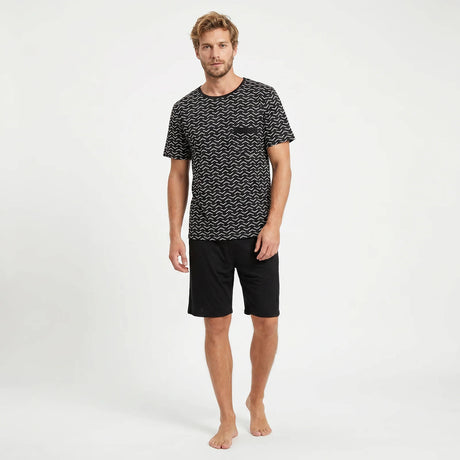 GIANVGLIA Herren Pyjama Shorty in Schwarz getragen von einem Model mit der Ansicht von Vorne