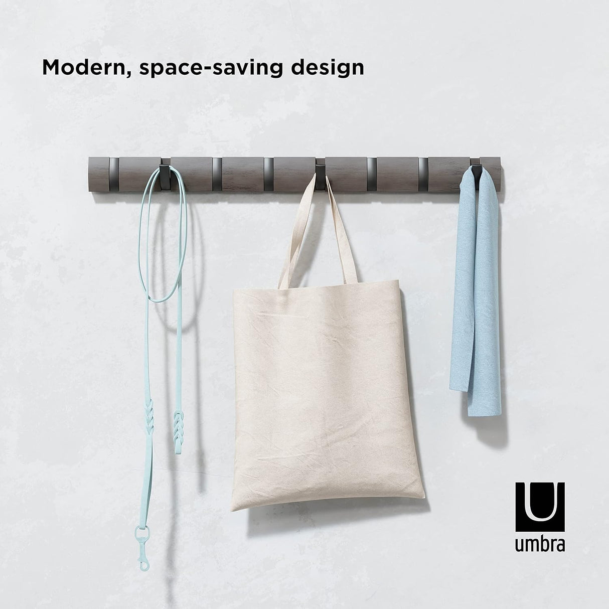 Umbra Hook 8 Flip Grau/Zinnfarben Anwendungsbeispiel mit Tasche, Schal und Leine