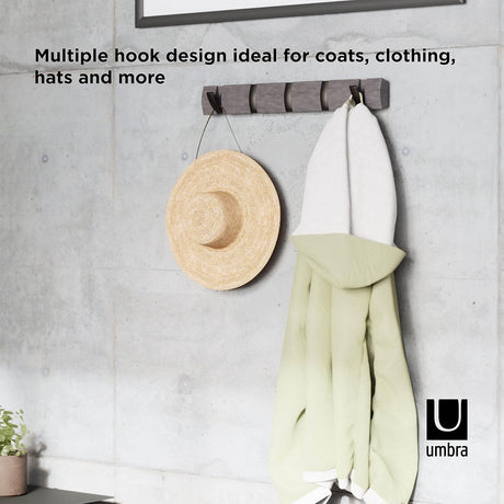 Umbra Hook 8 Flip Grau/Zinnfarben Anwendungsbeispiel mit Hut und Jacke