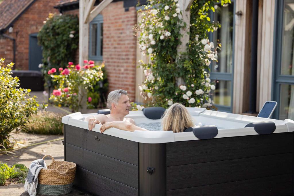 MSpa PureHaven aufblasbarer Whirlpool OSLO 160x160x65cm für 6 Personen 120 Massagedüsen LEDs Heizung App-Steuerung Desinfektion selbreinigend Braun