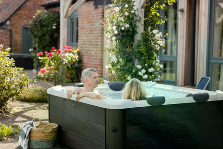 Purehaven OSLO Plus 2025 Whirlpool auf der Terasse mit Leuten darin