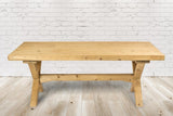 Stilvoller Holztisch aus Kiefer - Ein Blickfang für jedes Zuhause