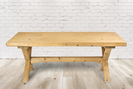 Stilvoller Holztisch aus Kiefer - Ein Blickfang für jedes Zuhause