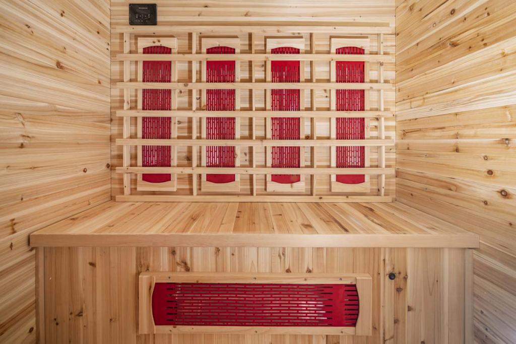 PureHaven Infrarotkabine 153x125x210 cm aus kanadischem Hemlock-Holz Bluetooth-Soundsystem Timer Lichttherapie in 4 Farben digitale Steuerung