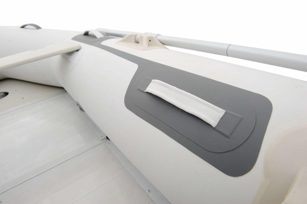 Aqua Marina Deluxe Schlauchboot 250x129 cm mit verstärktem Hochdruck-PVC-Gewebe Reparaturset Handpumpe Sitzbank Transporttasche Paddel Weiß