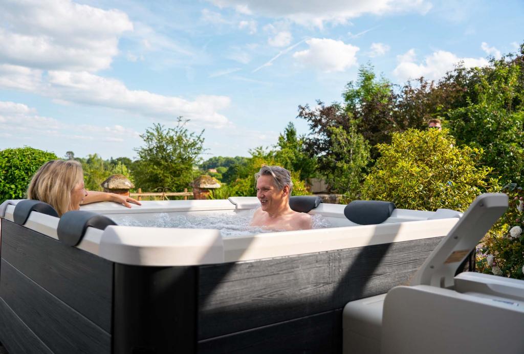 MSpa PureHaven aufblasbarer Whirlpool OSLO 160x160x65cm für 6 Personen 120 Massagedüsen LEDs Heizung App-Steuerung Desinfektion selbreinigend Braun