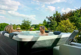 Purehaven OSLO Plus 2025 Whirlpool mit Leuten darin badend