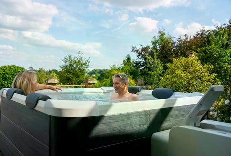 Purehaven OSLO Plus 2025 Whirlpool mit Leuten darin badend