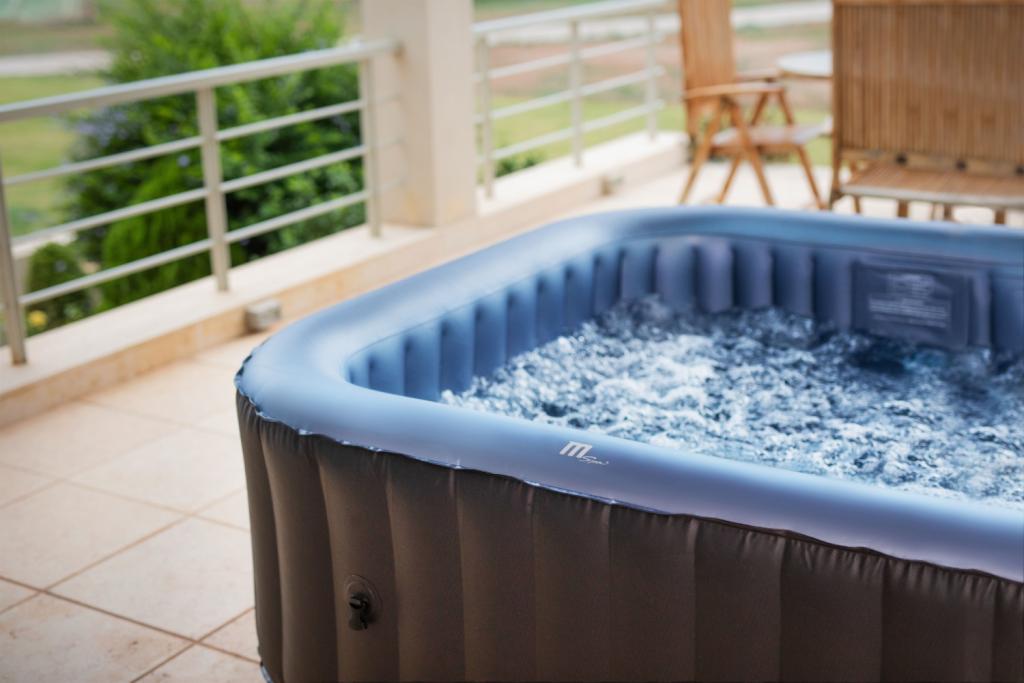MSpa PureHaven aufblasbarer Whirlpool 158x158x68 cm für 4 Personen selbstreinigend inkl. Filterkatuschen und Abdeckung Leergewicht 24 kg