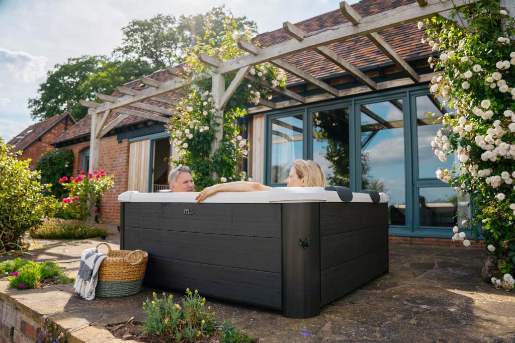 MSpa PureHaven aufblasbarer Whirlpool OSLO 160x160x65cm für 6 Personen 120 Massagedüsen LEDs Heizung App-Steuerung Desinfektion selbreinigend Braun