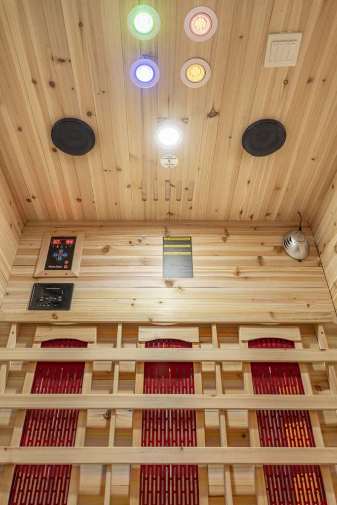 PureHaven Infrarotkabine 120x120x210 cm aus kanadischem Hemlock-Holz Bluetooth-Soundsystem Timer Lichttherapie in 4 Farben digitale Steuerung