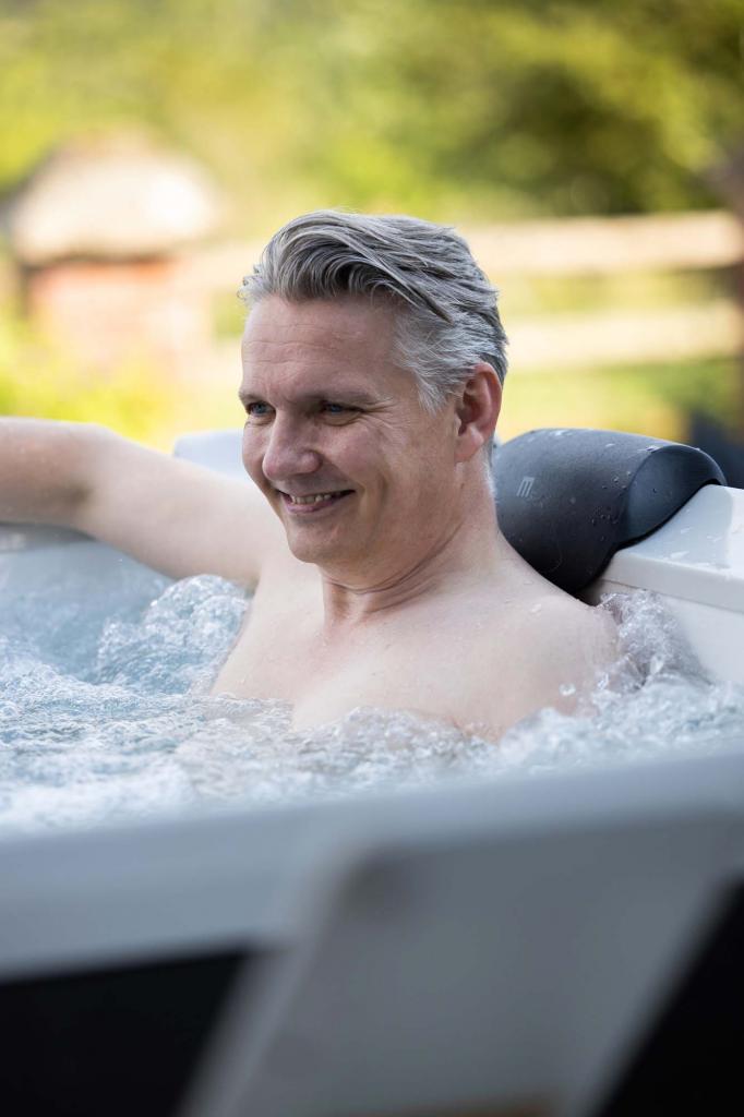 MSpa PureHaven aufblasbarer Whirlpool OSLO 160x160x65cm für 6 Personen 120 Massagedüsen LEDs Heizung App-Steuerung Desinfektion selbreinigend Braun
