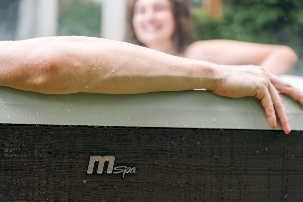 MSpa PureHaven aufblasbarer Whirlpool TRIBECA 160x160x65cm für 6 Personen 120 Massagedüsen Heizung App-Steuerung Controlbox Desinfektion selbreinigend Braun