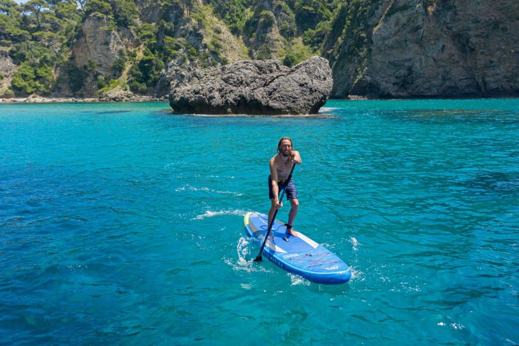 Aqua Marina SUP Board 320x81cm mit Reißverschlussrucksack Double Action-Pumpe LIQUID AIR V1 Paddel Einschub-Mittelfinne Sicherheitsleine Blau