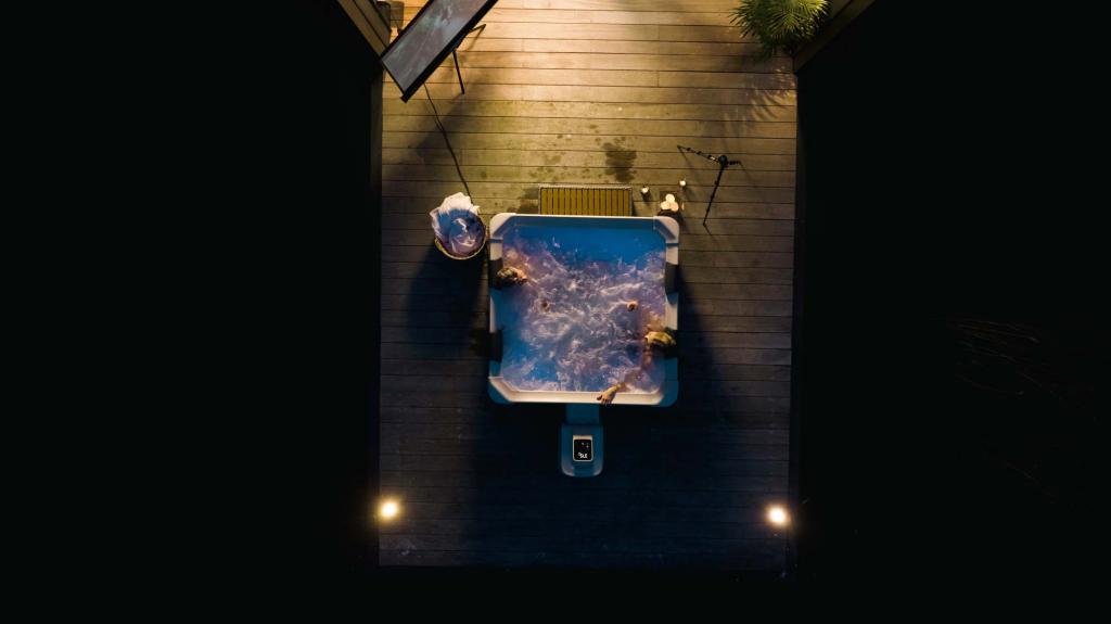 MSpa PureHaven aufblasbarer Whirlpool OSLO 160x160x65cm für 6 Personen 120 Massagedüsen LEDs Heizung App-Steuerung Desinfektion selbreinigend Braun