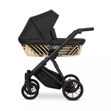 Kombikinderwagen in drei Ansichten: links Seitenansicht mit Babywanne, rechts Frontansicht mit Sportsitz, unten Vorderansicht eines passenden Rucksacks.