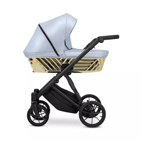 Kombikinderwagen in drei Ansichten: links Seitenansicht mit Babywanne, rechts Frontansicht mit Sportsitz, unten Vorderansicht eines passenden Rucksacks.