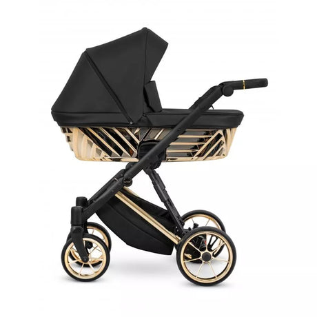 Ansicht von Links eines modernen Kinderwagens, sichtbar mit Sonnenverdeck, Sicherheitsbügel, Vier-Rad-Fahrgestell und geräumigem Unterkorb, oben Vorderansicht eines passenden Rucksacks.