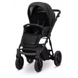 Kinderwagen in Seitenansicht, sichtbar mit Sonnenverdeck, Sicherheitsbügel, Vier-Rad-Fahrgestell und geräumigem Unterkorb.