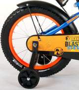 Satinblaues NERF-Fahrrad mit orangefarbenen Akzenten.