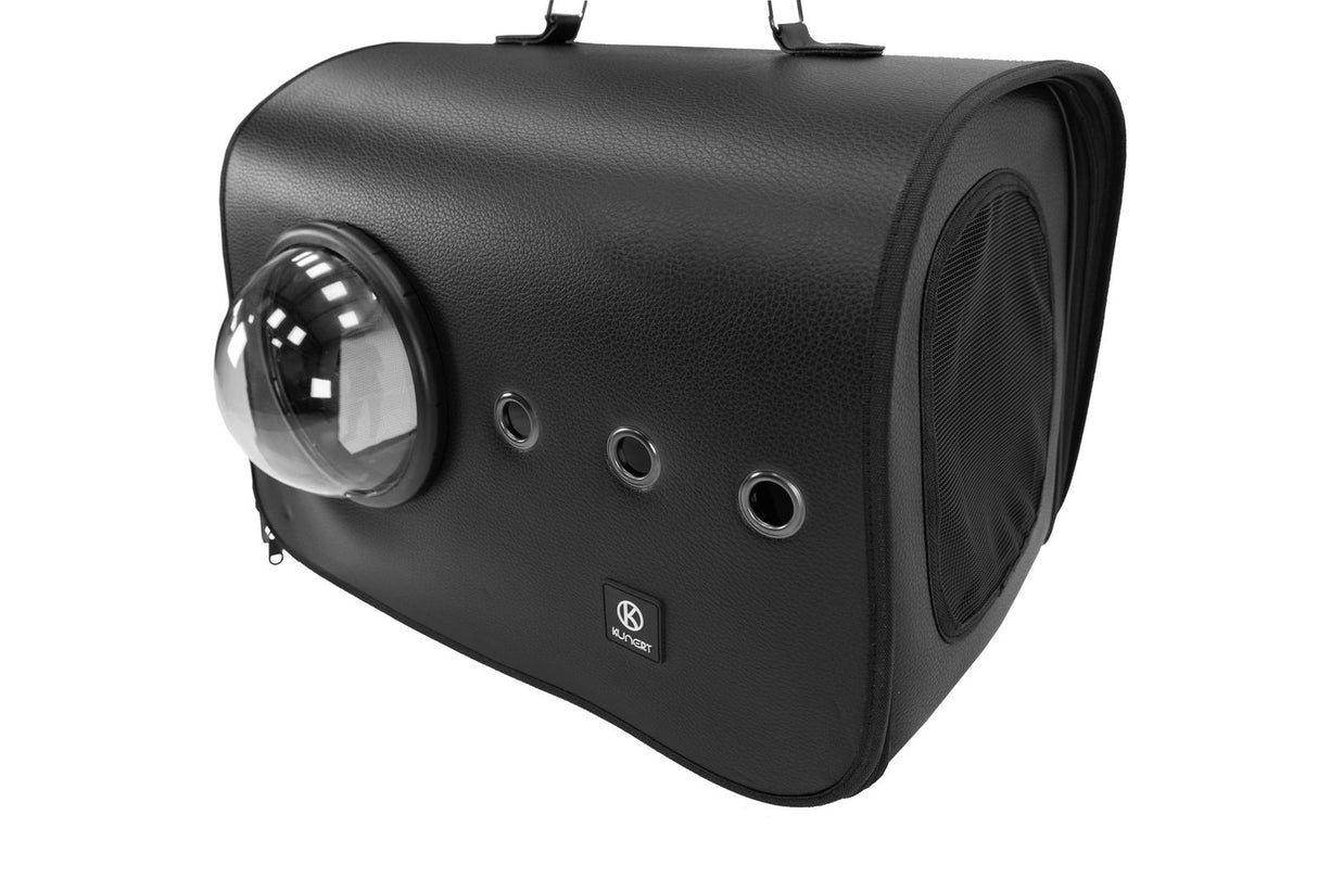Schräge Nahaufnahme des Panorama-Kuppelfensters und der Belüftungslöcher der MUXI Transportbox, ideal für neugierige Haustiere bis 25 kg.