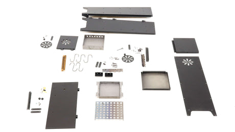 Alle Einzelteile des Räucherofens DUO: Seiten, Tür, Haken, Gitter, Schrauben