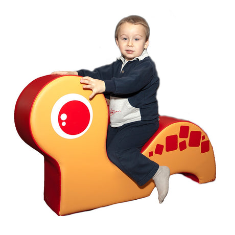 Schaumstoff-Schildkröte für Kinder mit den Farben orange und rot und einem Kind auf dem Spielgerät – Kindgerechtes Design für Spiel und Bewegung