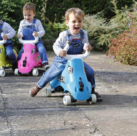 Slex RodeoBull Rutschfahrzeug in pink mit Kind