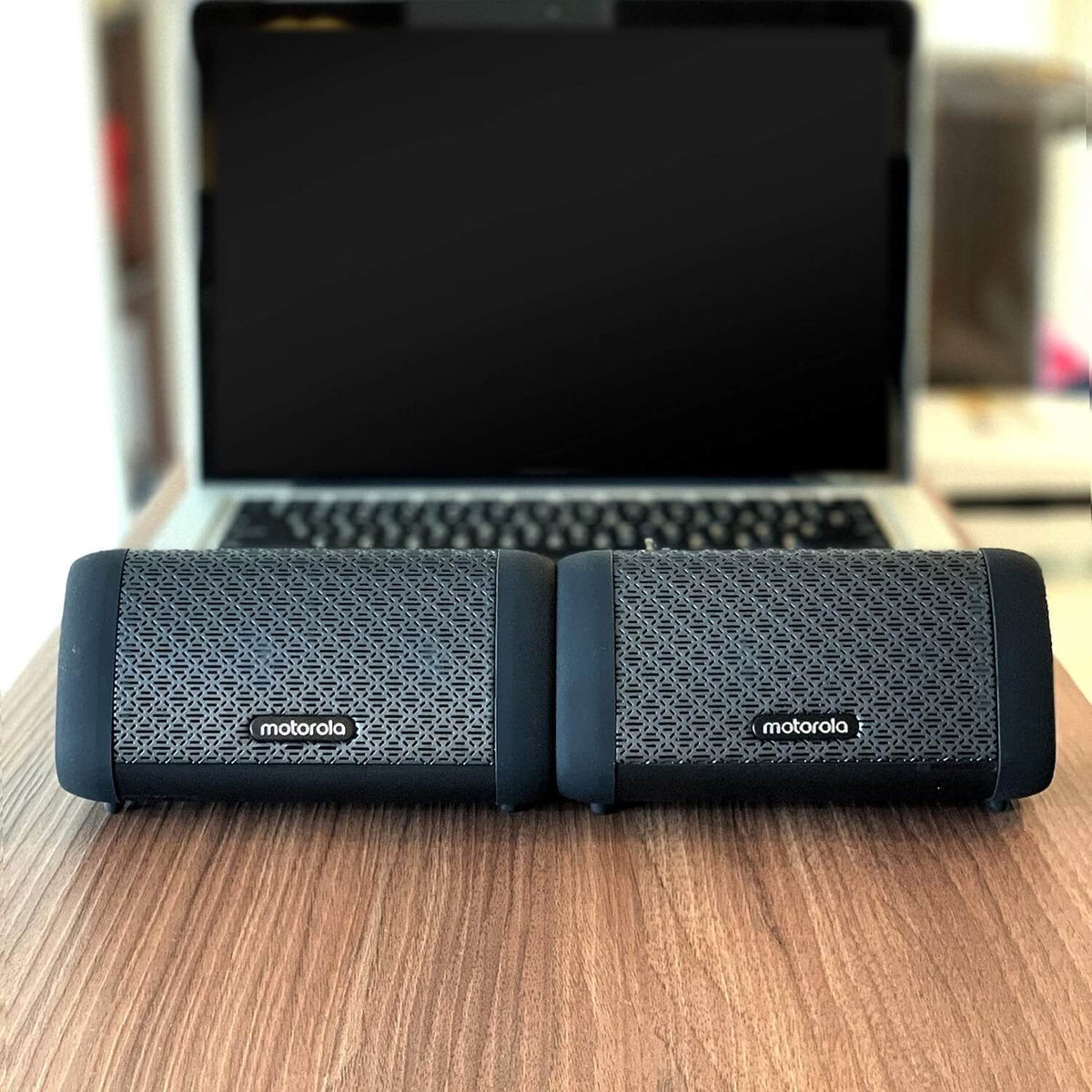 Motorola Sonic Sub 630 TWIN Bluetooth Lautsprecher vor dem PC platziert