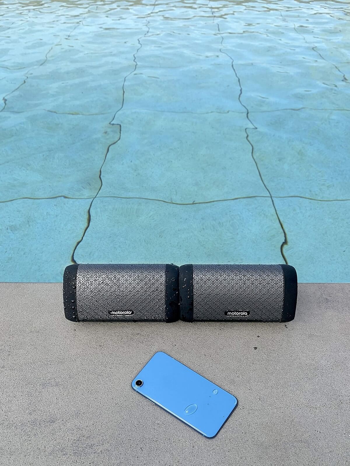Motorola Sonic Sub 630 TWIN Bluetooth Lautsprecher am Rand des Pools platziert