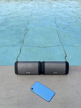 Motorola Sonic Sub 630 TWIN Bluetooth Lautsprecher am Rand des Pools platziert