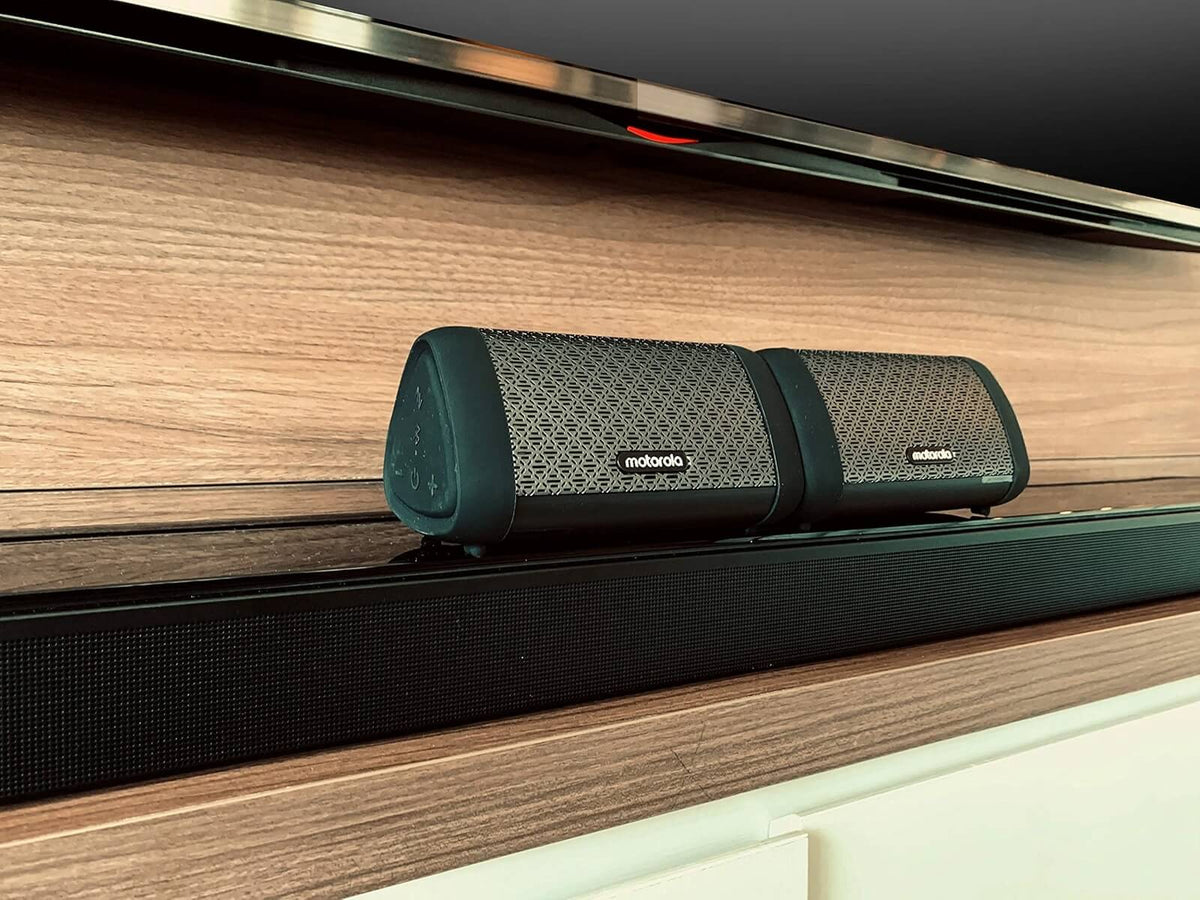 Motorola Sonic Sub 630 TWIN Bluetooth Lautsprecher unter dem Fernseher platziert