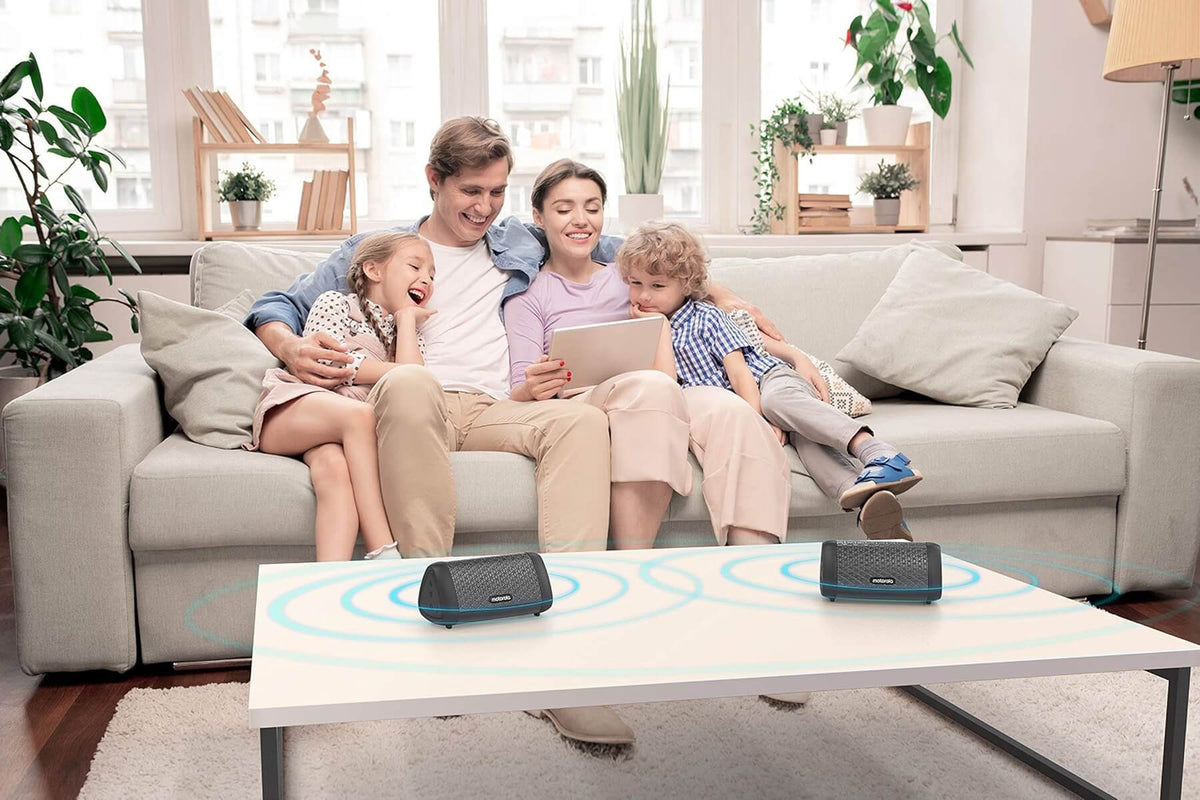 Motorola Sonic Sub 630 TWIN Bluetooth Lautsprecher auf dem Wohnzimmertisch mit Klangverhalten und Familie