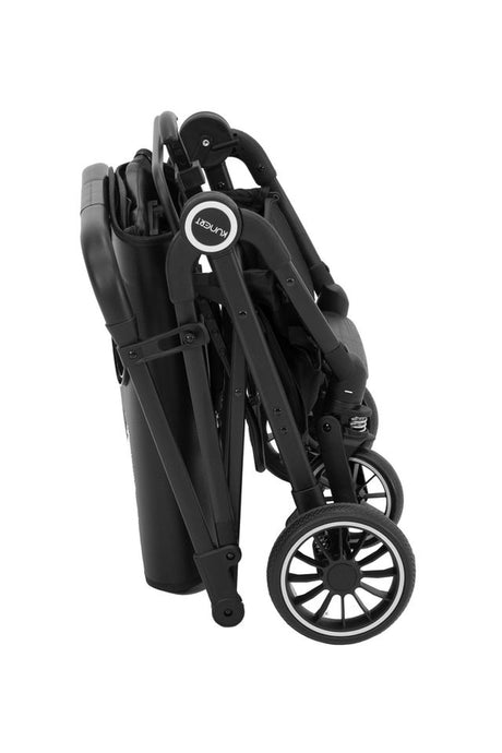 Seitenansicht des komplett zusammengefalteten Buggy-Gestells, bereit für den Transport im Kofferraum.