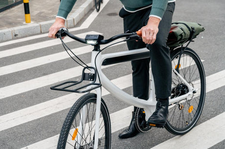 Urtopia Chord Black Smartes E-Bike in Benutzung