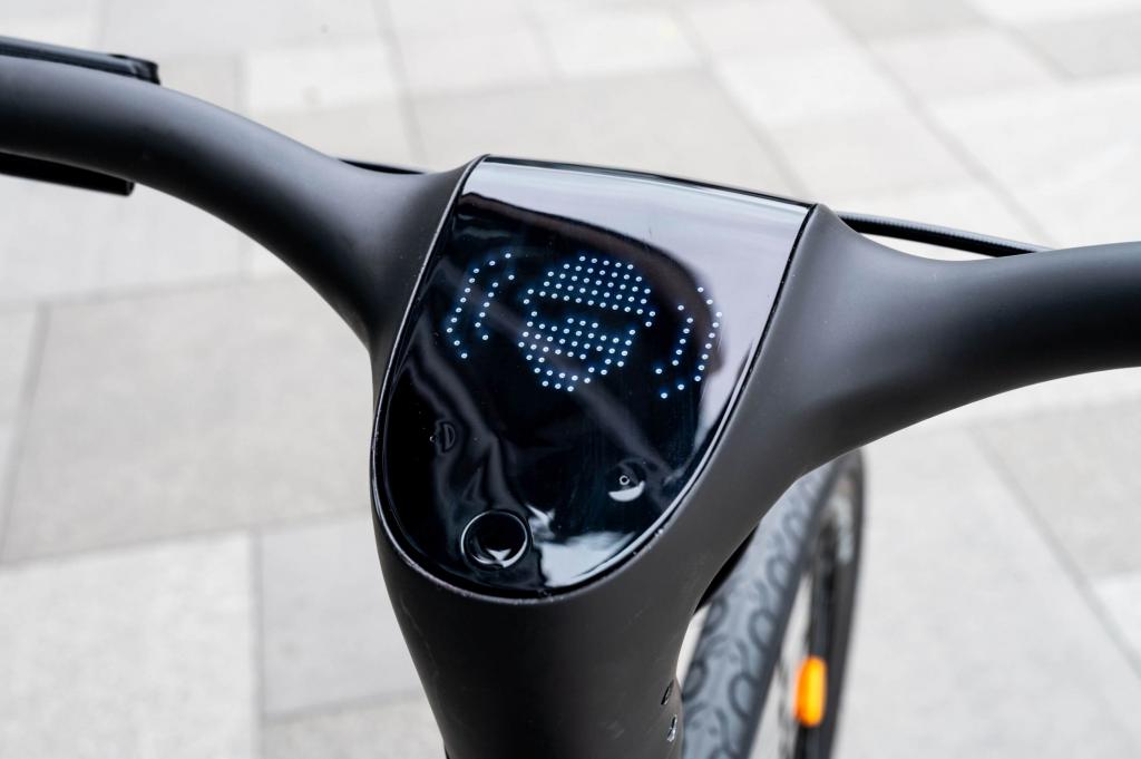 NewUrtopia Smartes Carbon E-Bike Sirius Gr. L 35Nm Blinker Anti Diebstahl Navi App Sprachsteuerung